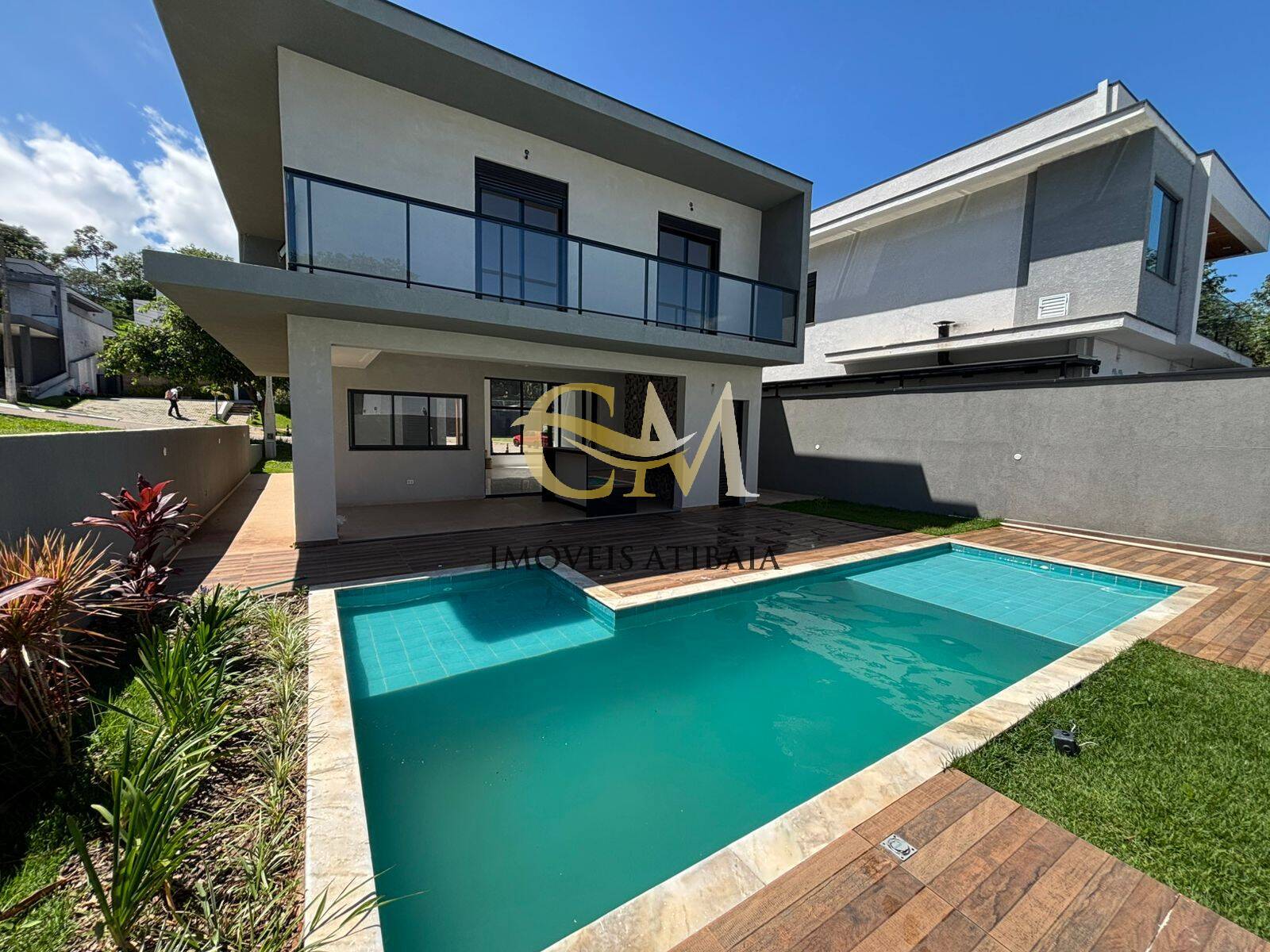 Casa à venda com 3 quartos, 300m² - Foto 1