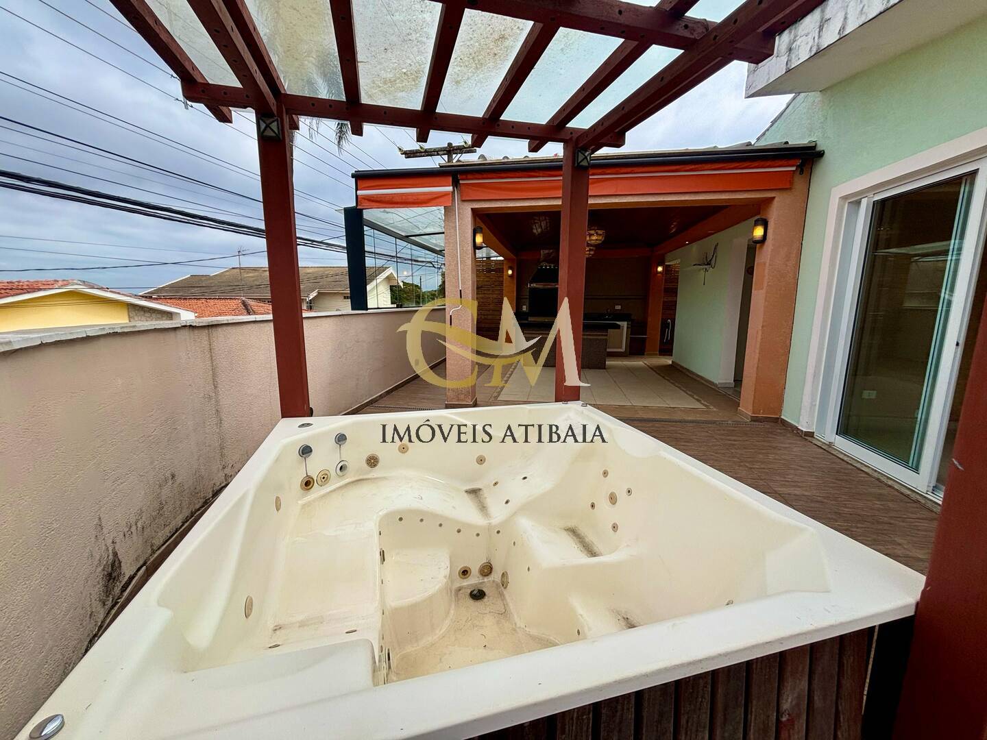 Casa à venda com 3 quartos, 342m² - Foto 1