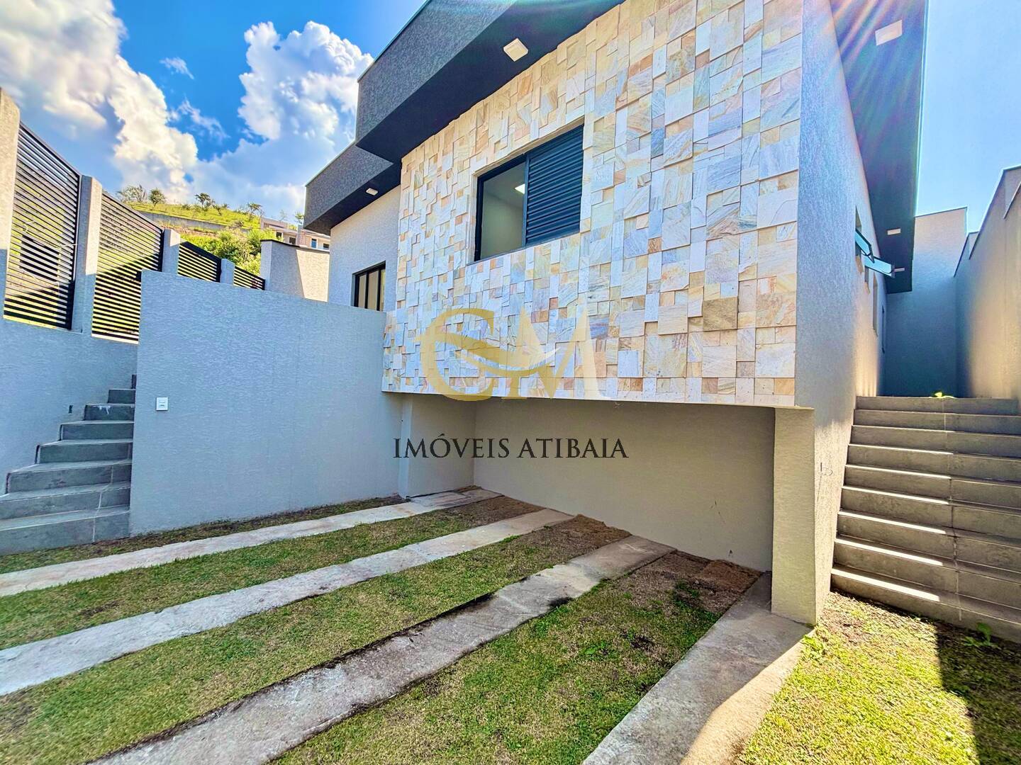Casa à venda com 3 quartos, 217m² - Foto 1